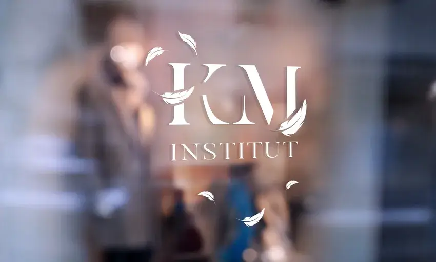 Signalétique vitrine extérieure de l'institut KM Institut